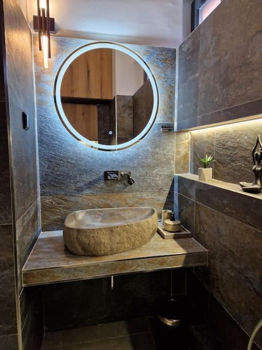 Biblioteka Spa Suite Belgrade Luaran gambar